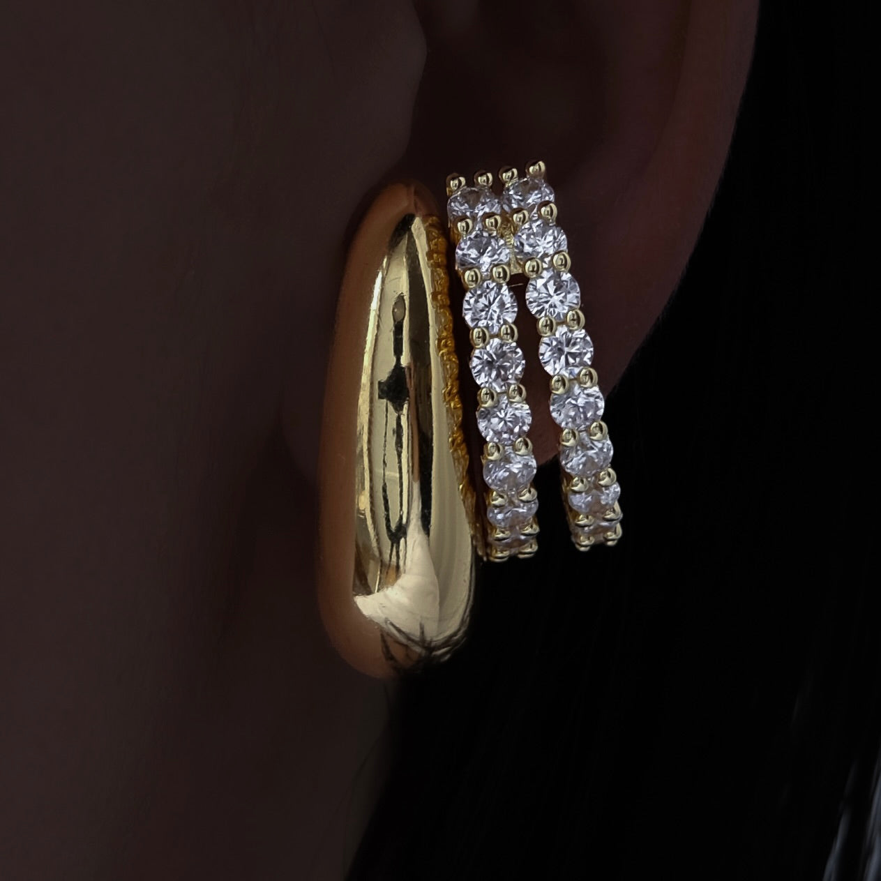 IRIS DOUBLE HUG EARSTUD