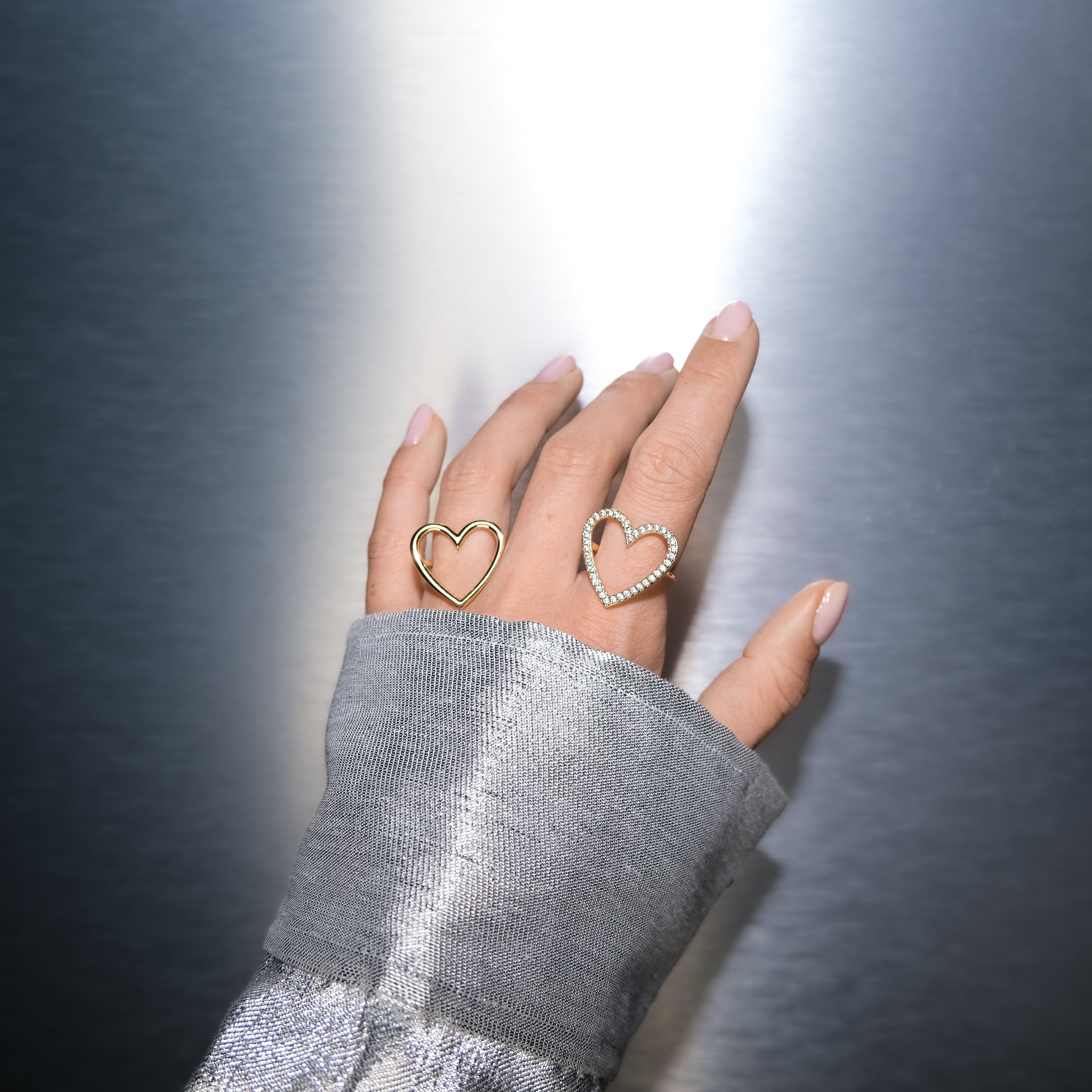 HEART_RINGS_GOLD_HAND2